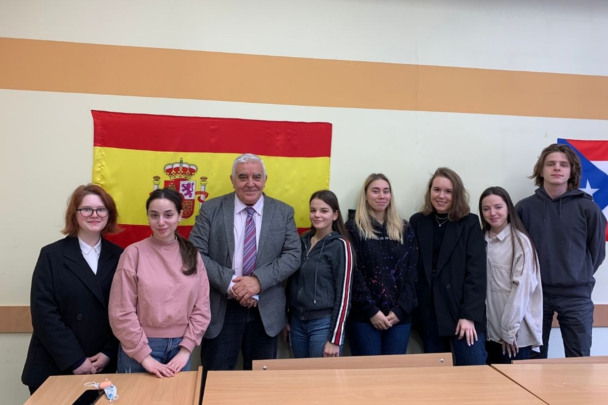 Студенты ВШМО обсудили актуальные вопросы изучения испанского языка с заведующим кафедрой славистики Университета Гранады