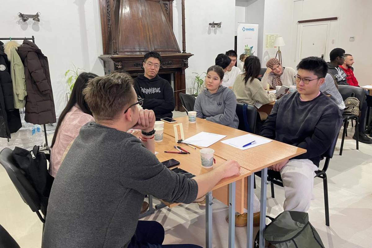 Открытые уроки по языковой практике для иностранных студентов: от русского рока до мифологии и культуры в центре «Маринес»!