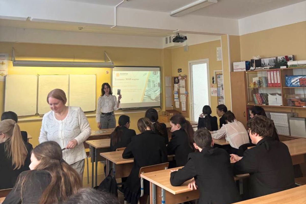 Профориентация и саморазвитие: студенты ВШЛиП провели мастер-класс в Ломоносовской гимназии