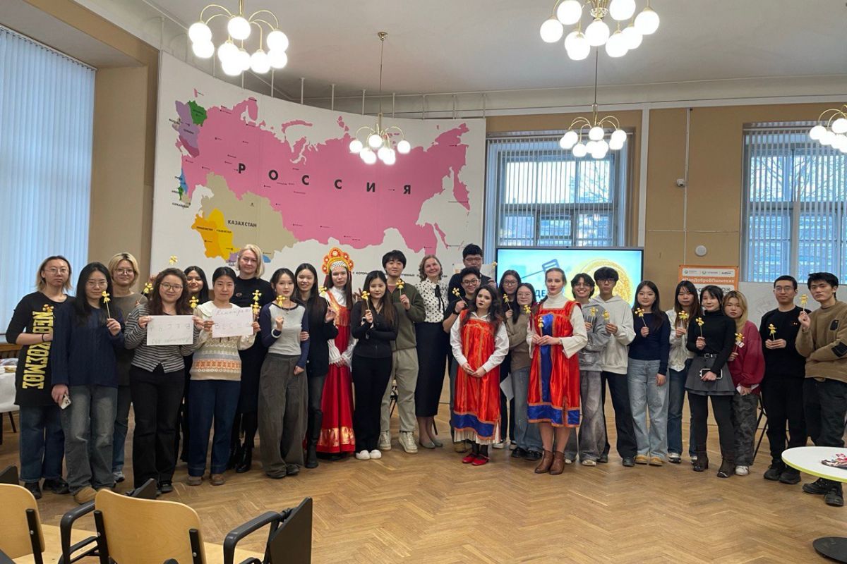 Иностранные студенты Гуманитарного института встретили Масленицу интернациональным хороводом